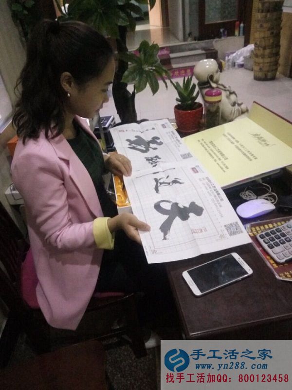 工作之余適合做點(diǎn)什么樣的兼職活？湖北襄陽劉女士找到手工活串珠繡(圖1)