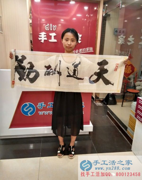 在家做手工活賺錢(qián)，河南開(kāi)封寶媽郭女士帶孩子來(lái)手工活之家交貨(圖1)