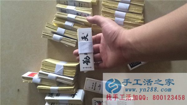 在快遞小哥搬快遞時(shí)，工作人員在整理不粘膠