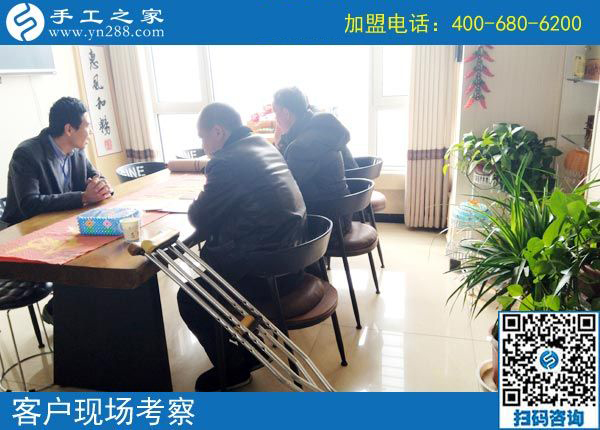 湖南一50歲殘疾老人拄著雙拐，2000多里路程來到手工之家為哪般？(圖2)