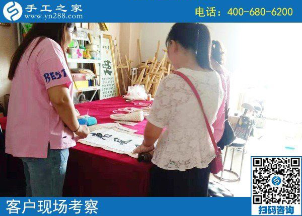 8月14日，把手工活拿回家做，這里的珠繡個(gè)人定制很受歡迎，手工之家接待考察加工客戶剪影