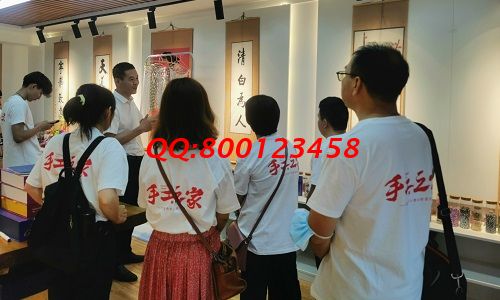 10月11日，想接正規(guī)廠家的手工活，找拿回家做的手工活，看好這兩點(diǎn)，可以放心選擇了，圖為手工之家優(yōu)秀繡娘往期培訓(xùn)會(huì)剪影