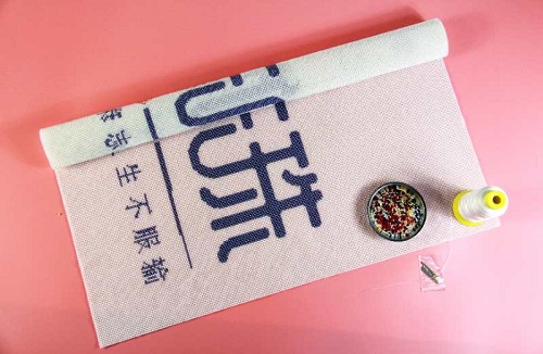 8月16日，農(nóng)村手工活加工項(xiàng)目，在家做手工，注意了這些事，做手工活掙錢就會選對手工企業(yè)，圖為手工之家的勵志珠珠繡手工產(chǎn)品細(xì)節(jié)剪影